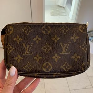 🔴SOLD🔴Louis Vuitton mini pochette✨